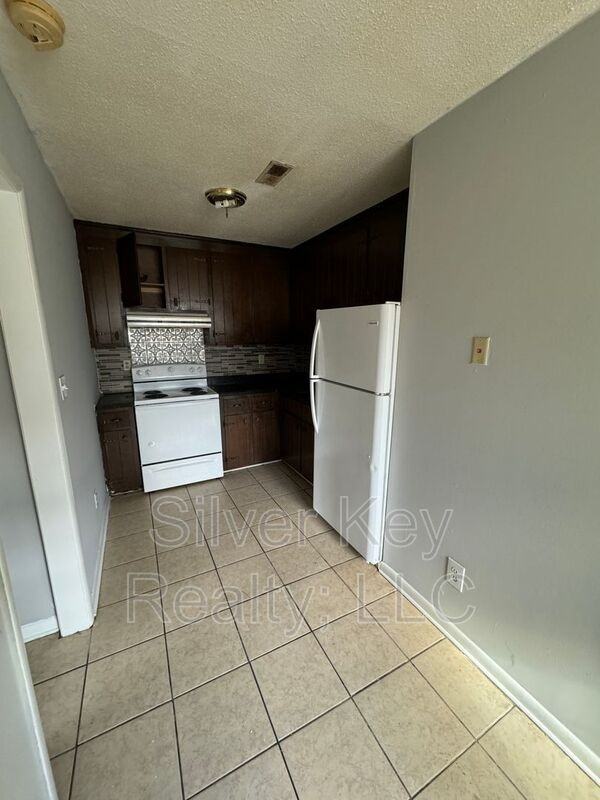 202 N Hill St #C - Photo 3 of 9