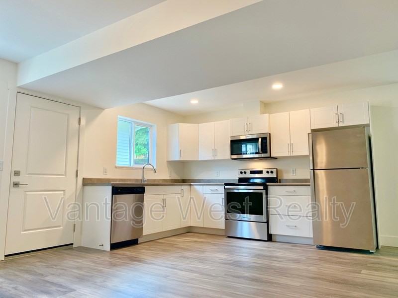 902 Currell Cres #2 - Photo 2 of 19