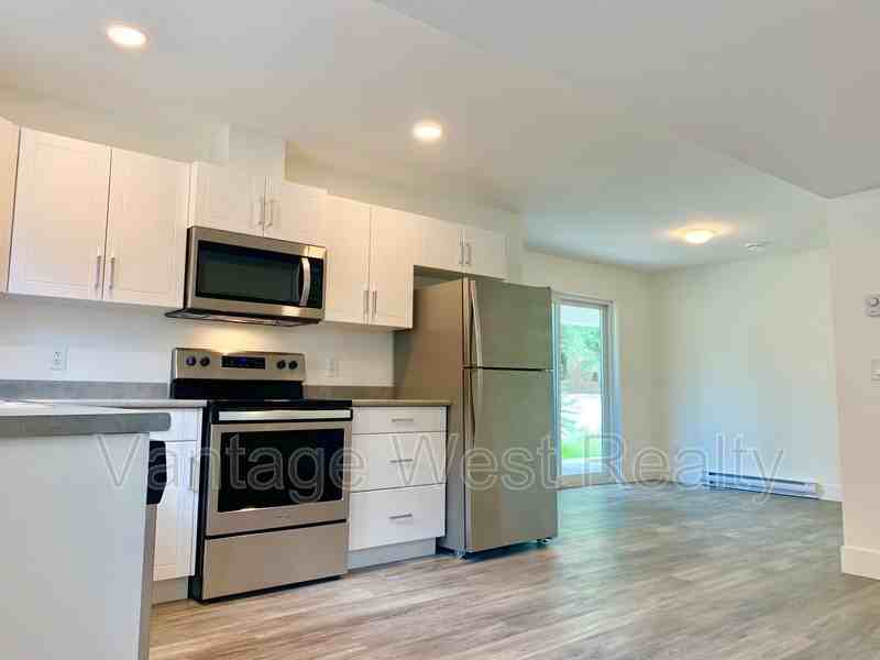 902 Currell Cres #2 - Photo 3 of 19