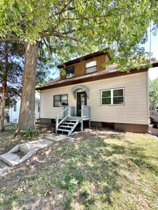 206 S 10th St - Photo 2 of 8