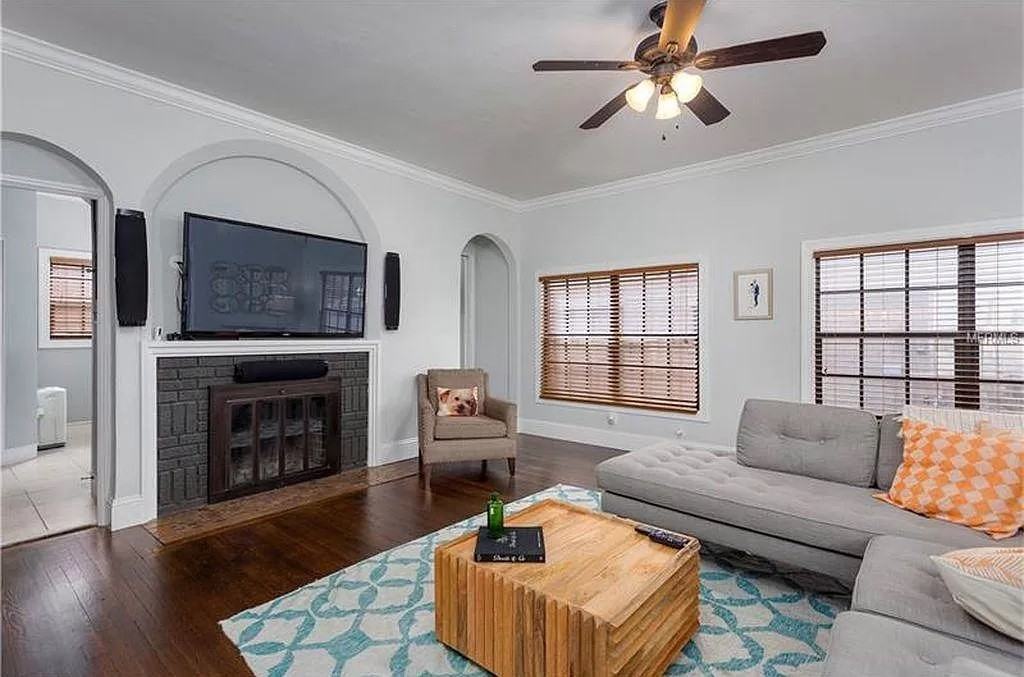 122 E Esther St - Photo 4 of 14