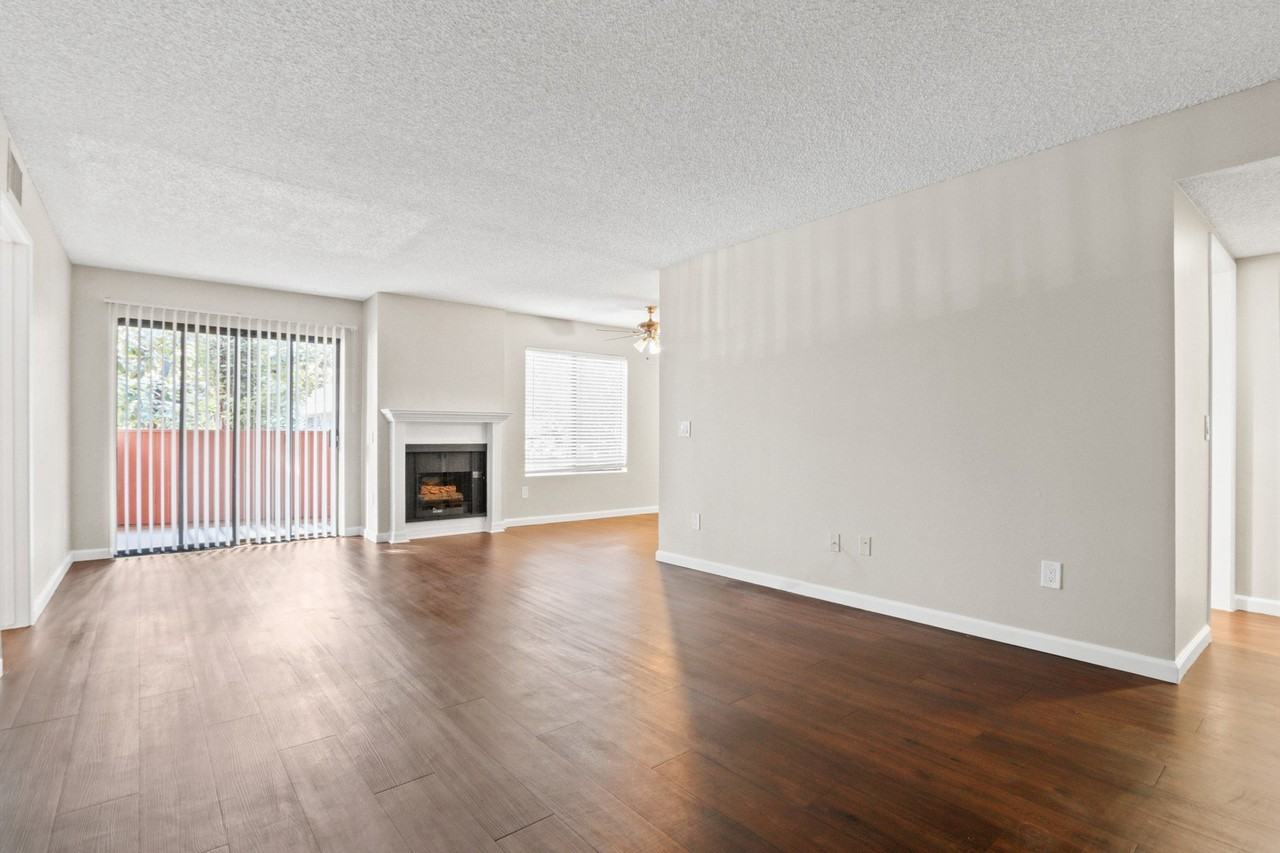 Dickens Gardens - Photo 4 of 19