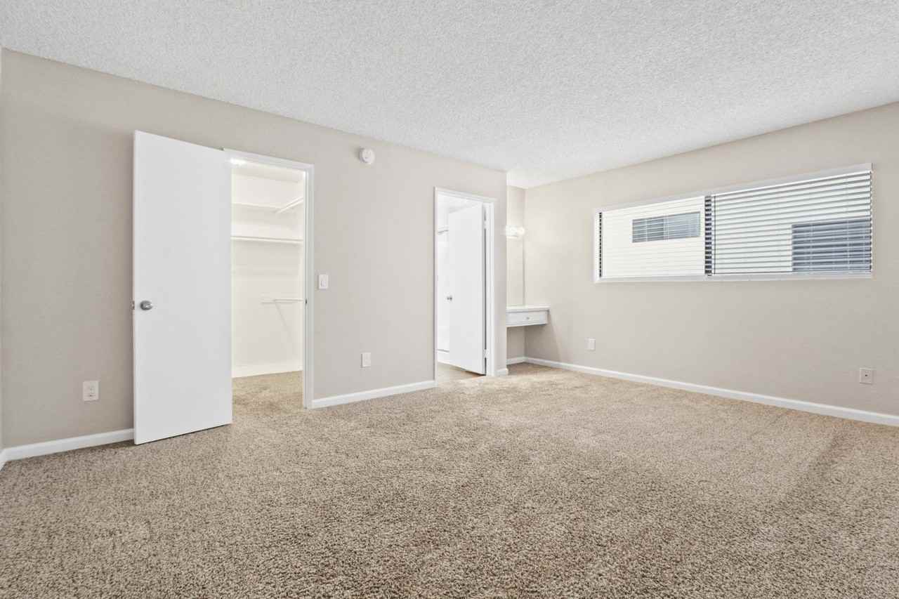 Dickens Gardens - Photo 6 of 19