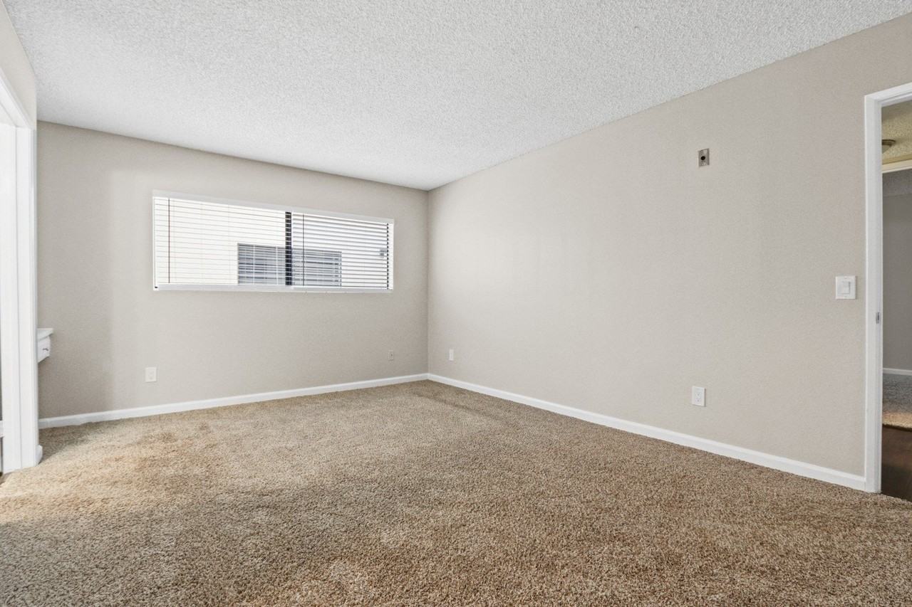 Dickens Gardens - Photo 7 of 19