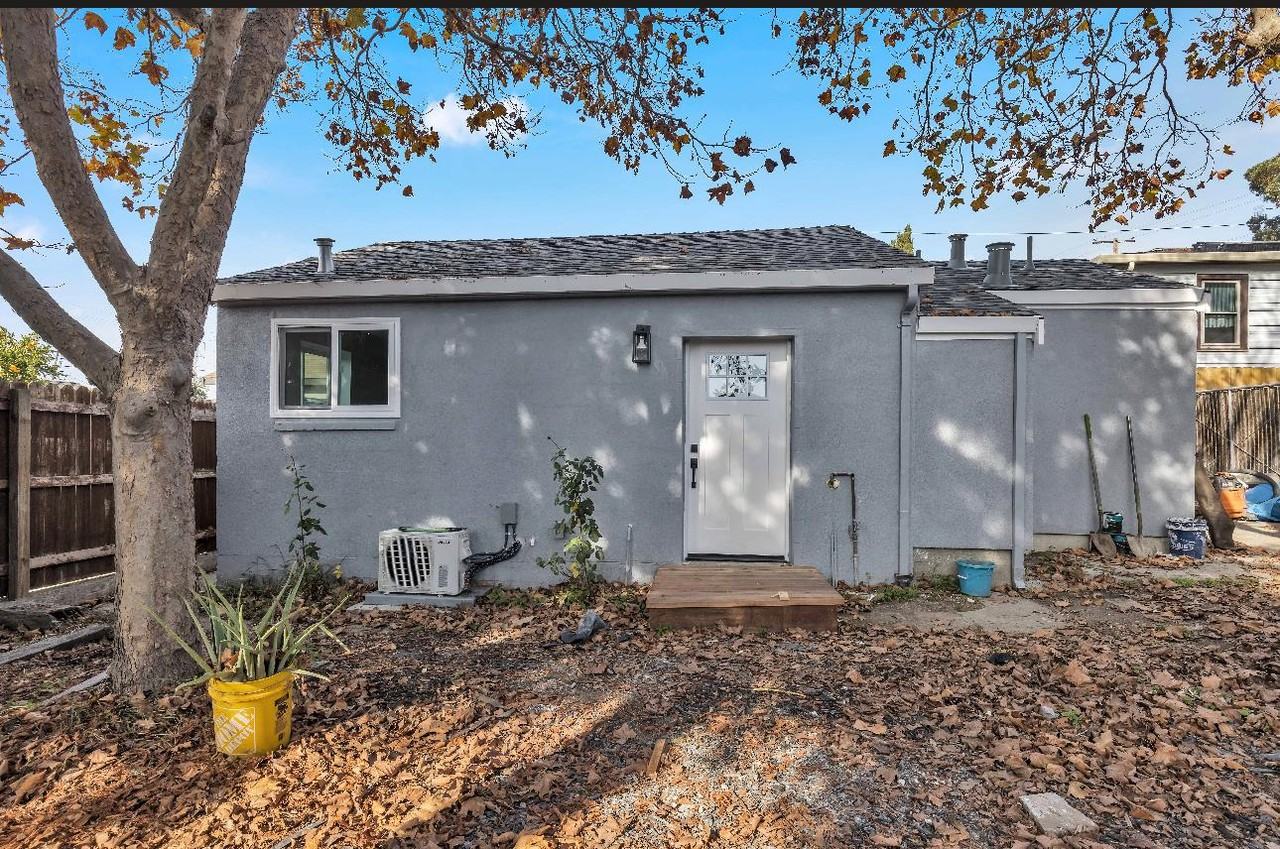 25201 Del Mar Ave #B - Photo 3 of 19