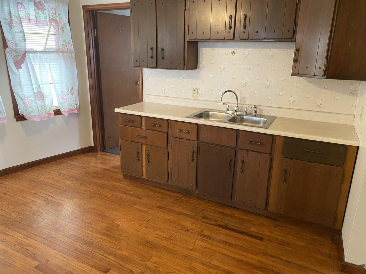 359 Marilla St Lowr - Photo 3 of 9