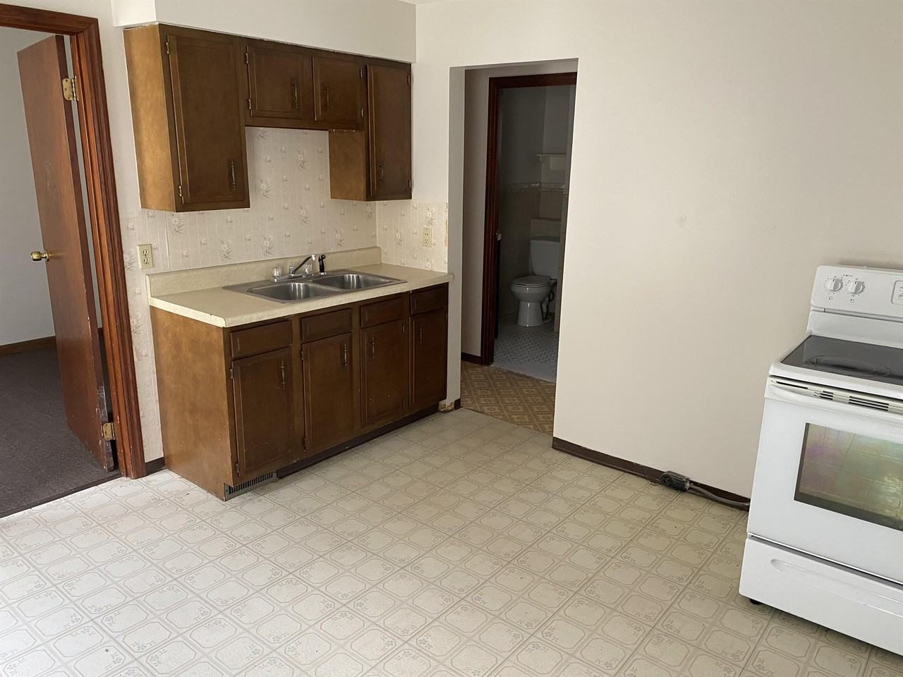 359 Marilla St Uppr - Photo 3 of 7