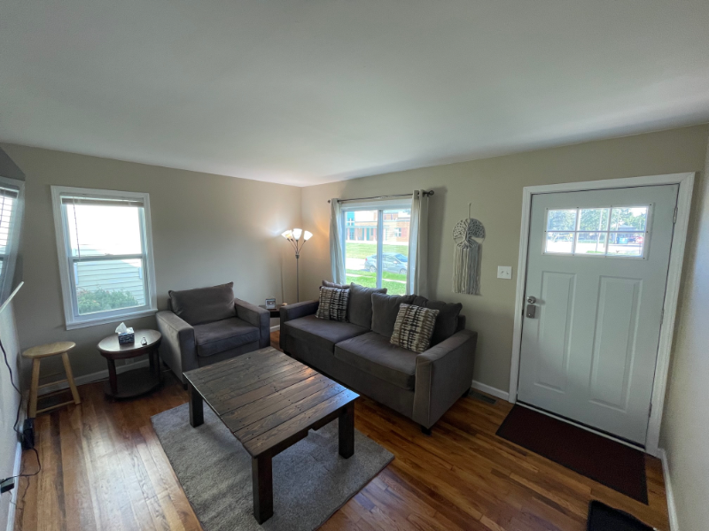 1052 Electric St - Photo 3 of 10