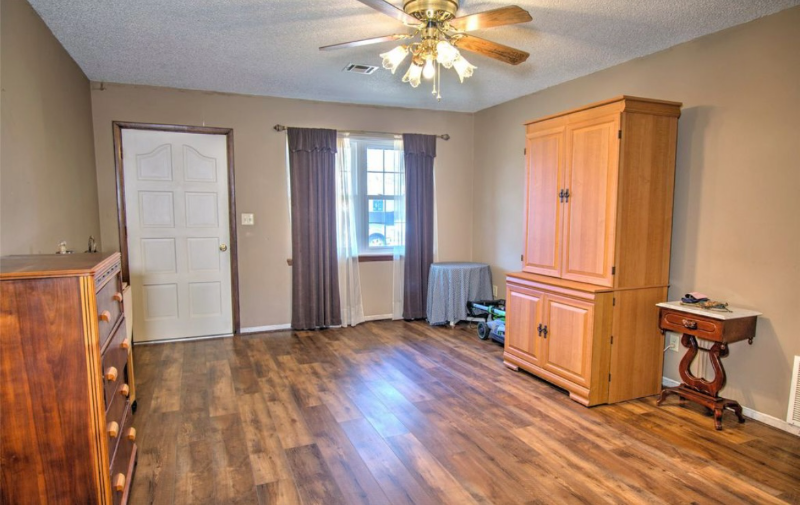 516 Warwick Drive - Photo 2 of 10