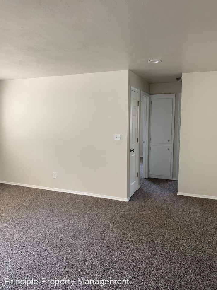 915 SW Adams Avenue - Photo 3 of 14