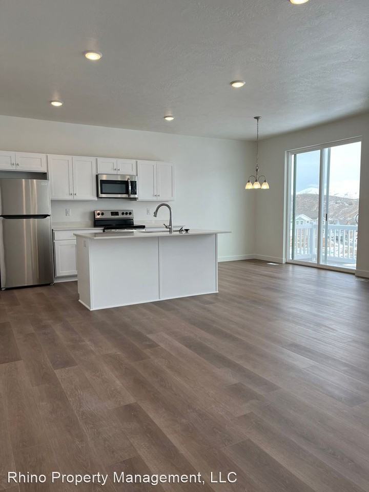 7300 - 7312 N Locust Ave - Photo 2 of 13