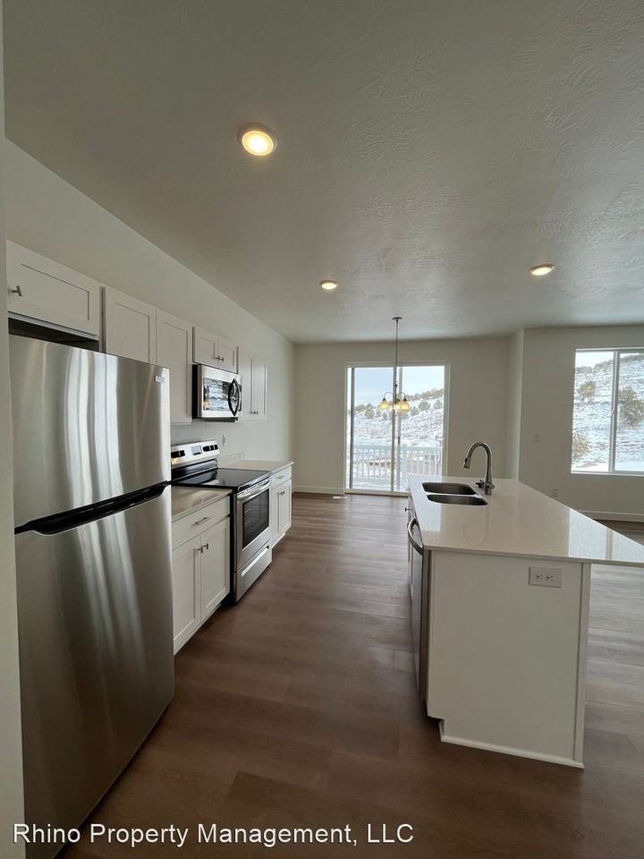 7300 - 7312 N Locust Ave - Photo 3 of 13