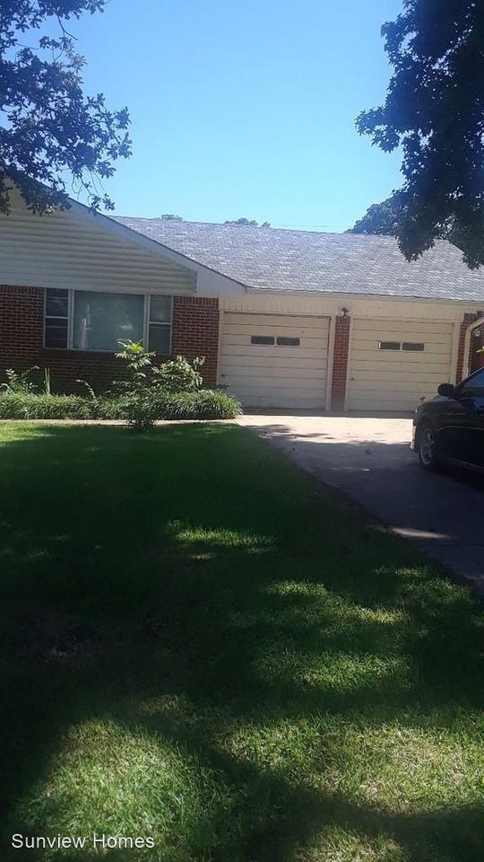 1217 Waco St - Photo 3 of 19