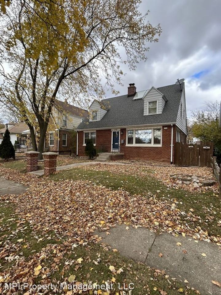 7708 W Keefe Ave - Photo 2 of 14