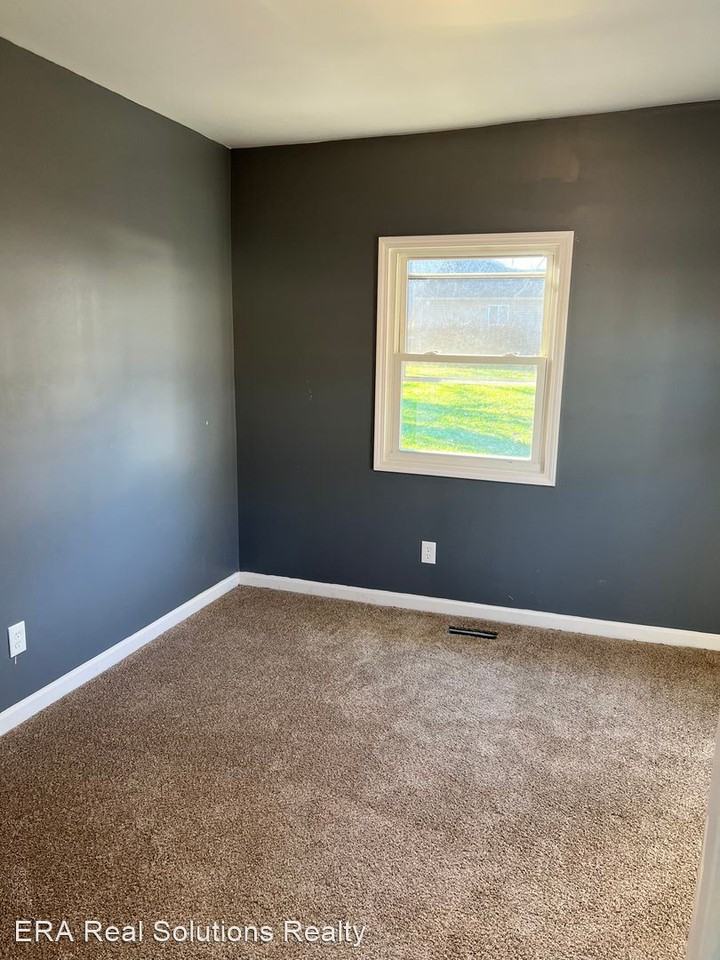 955 Steffen Ave - Photo 2 of 7