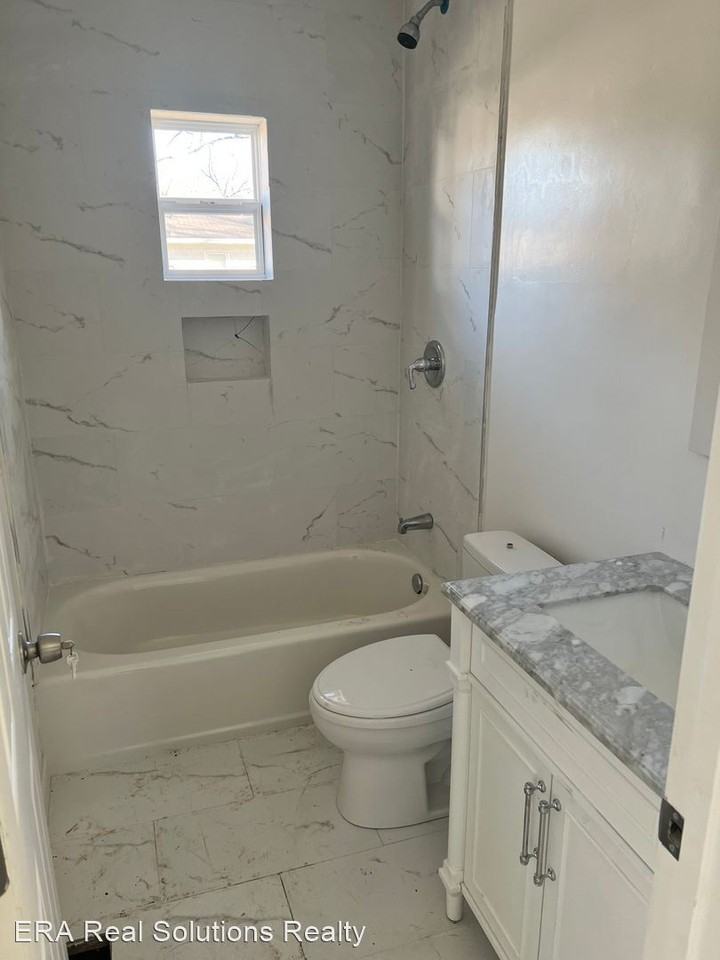 955 Steffen Ave - Photo 3 of 7