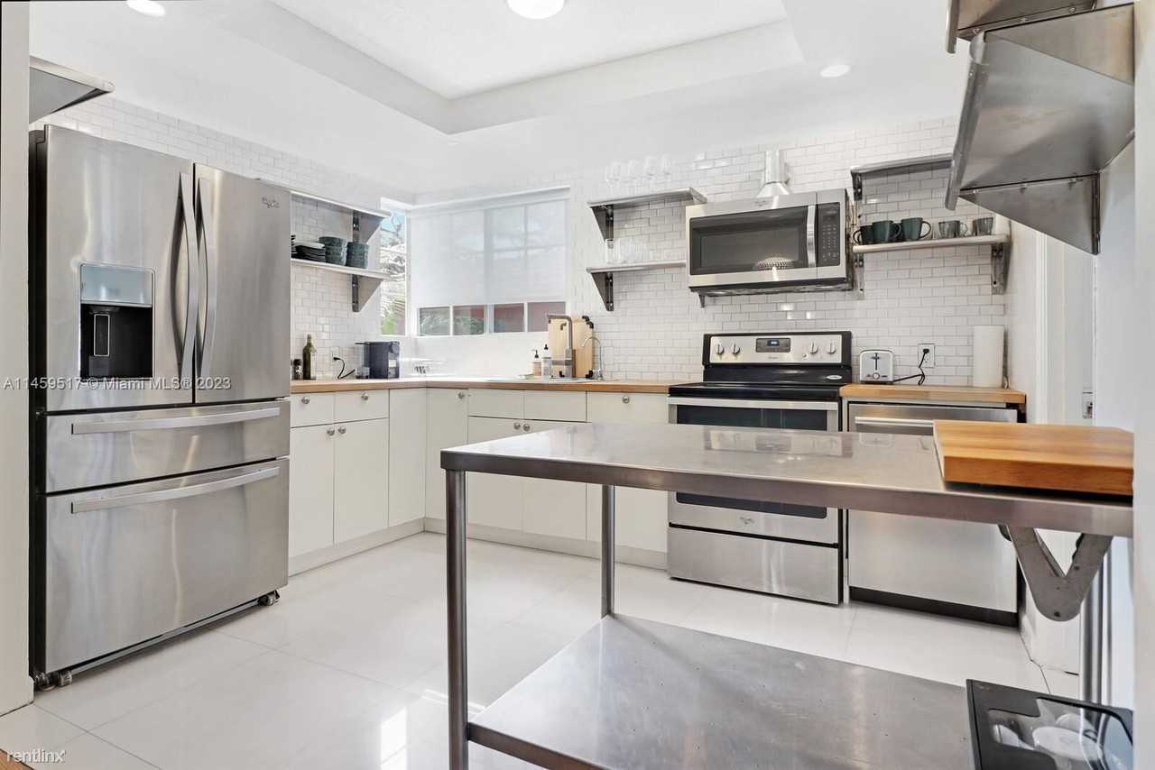 555 Ne 73rd St - Photo 2 of 10
