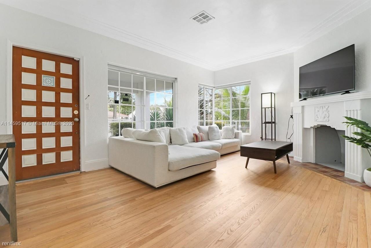 555 Ne 73rd St - Photo 3 of 10