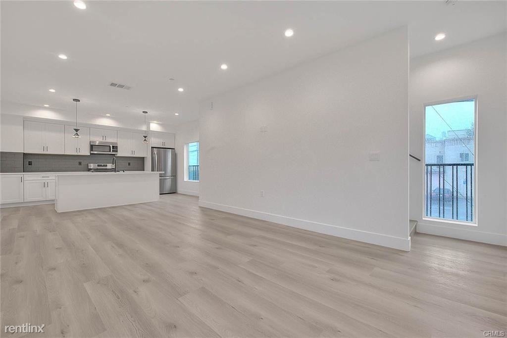 21721 Hart St - Photo 3 of 10