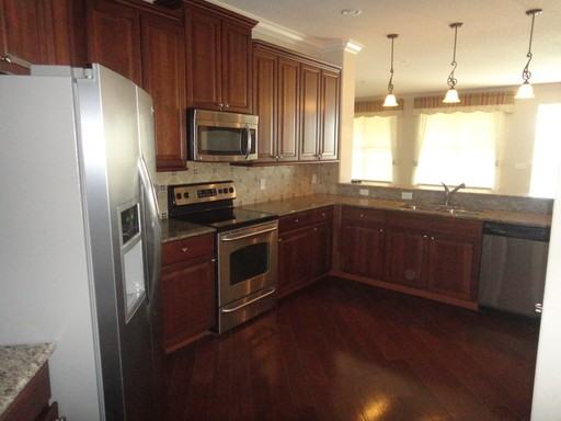 1346 Oakcrest Ct - Photo 2 of 9