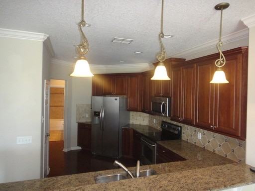 1346 Oakcrest Ct - Photo 3 of 9
