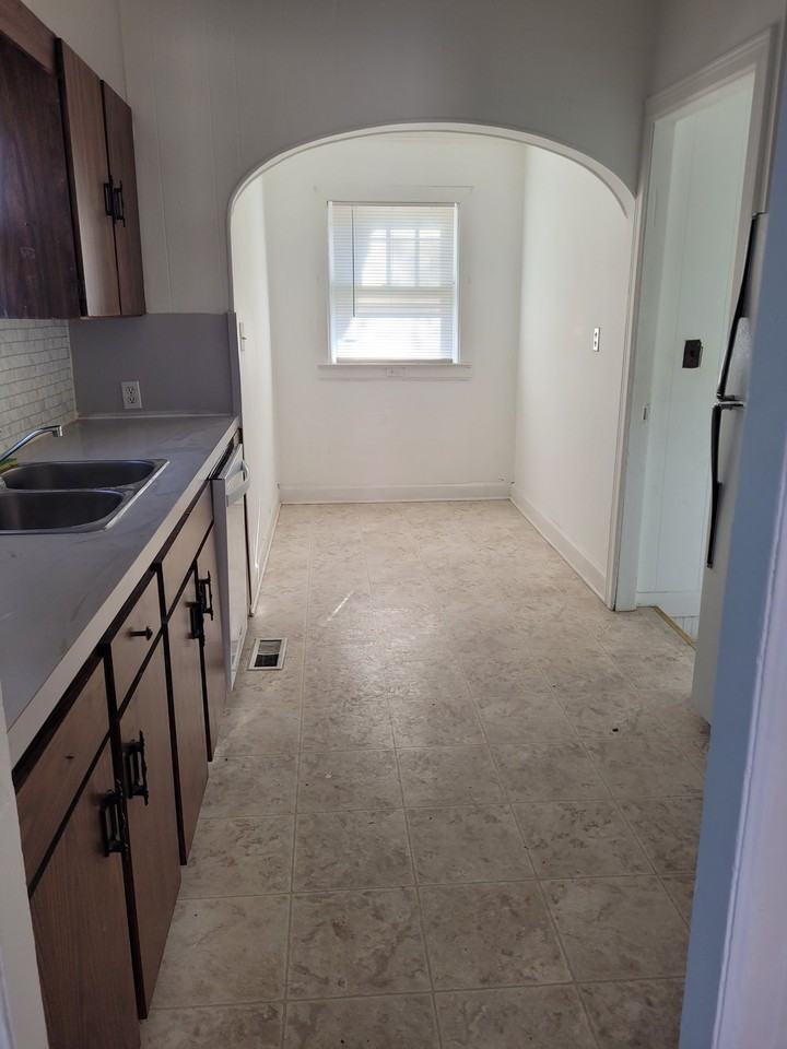 211 W 1st St #NA - Photo 2 of 7