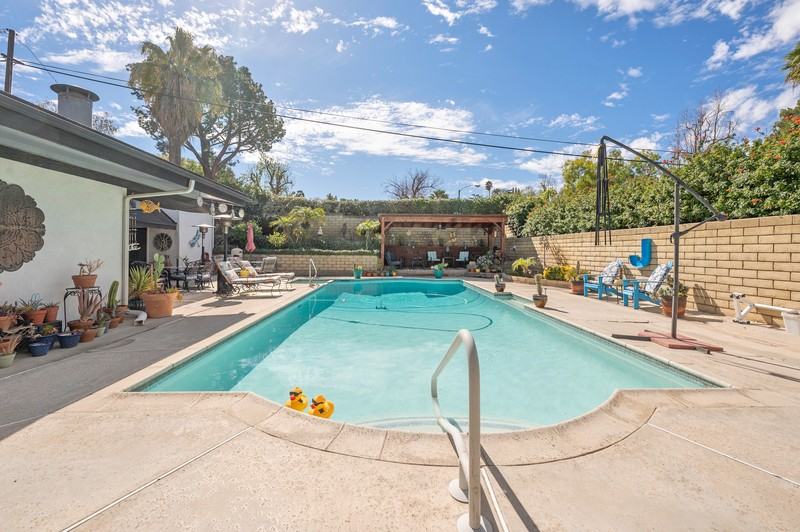 208 W Broadbent Dr - Photo 3 of 12