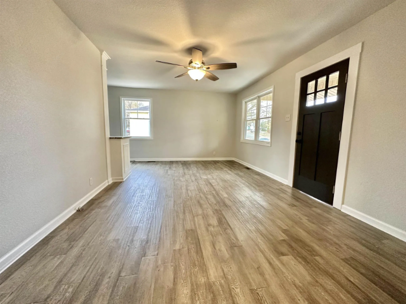 328 Hillcrest Cir - Photo 3 of 12