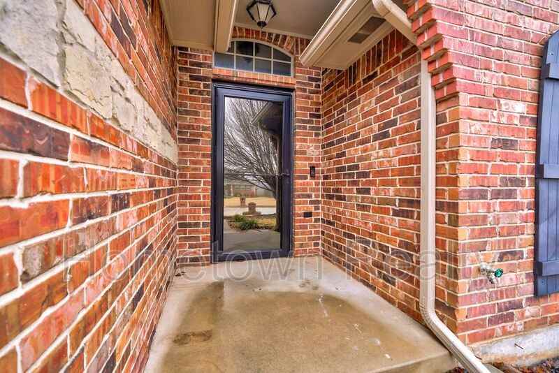 1703 Brook Dr - Photo 2 of 44