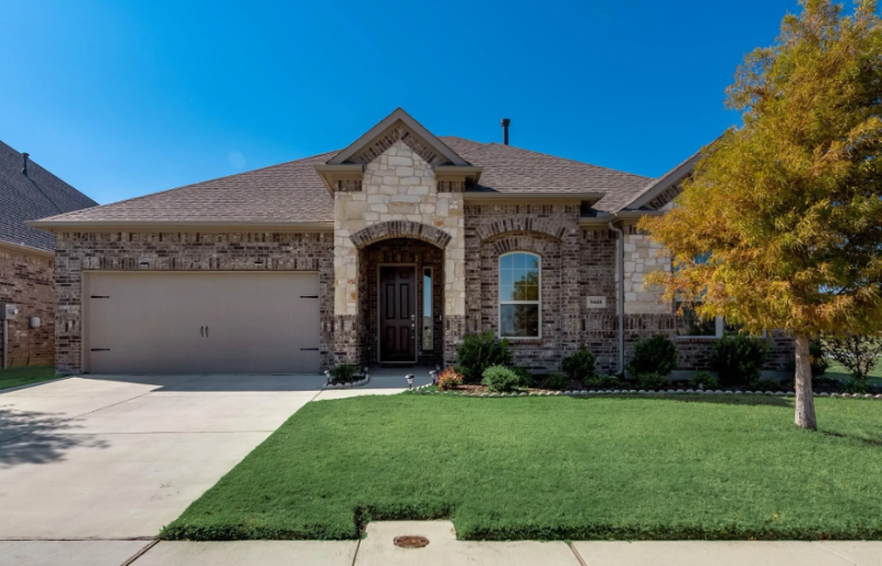 9408 Lakeway Dr - Photo 2 of 12