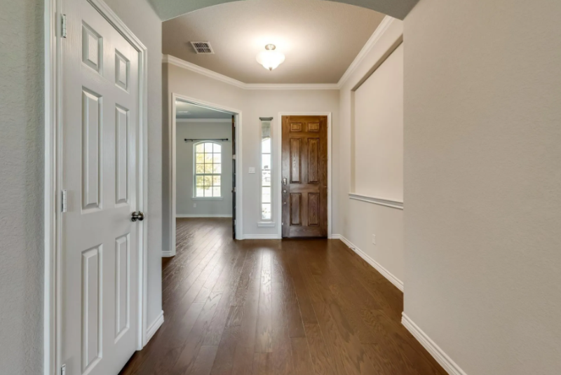 9408 Lakeway Dr - Photo 3 of 12