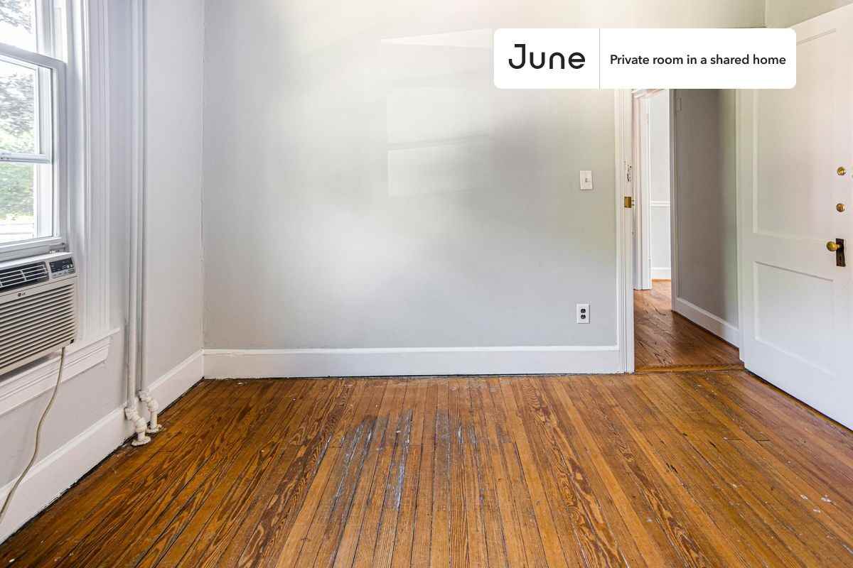 1214 Michigan Ave Ne #D - Photo 4 of 33