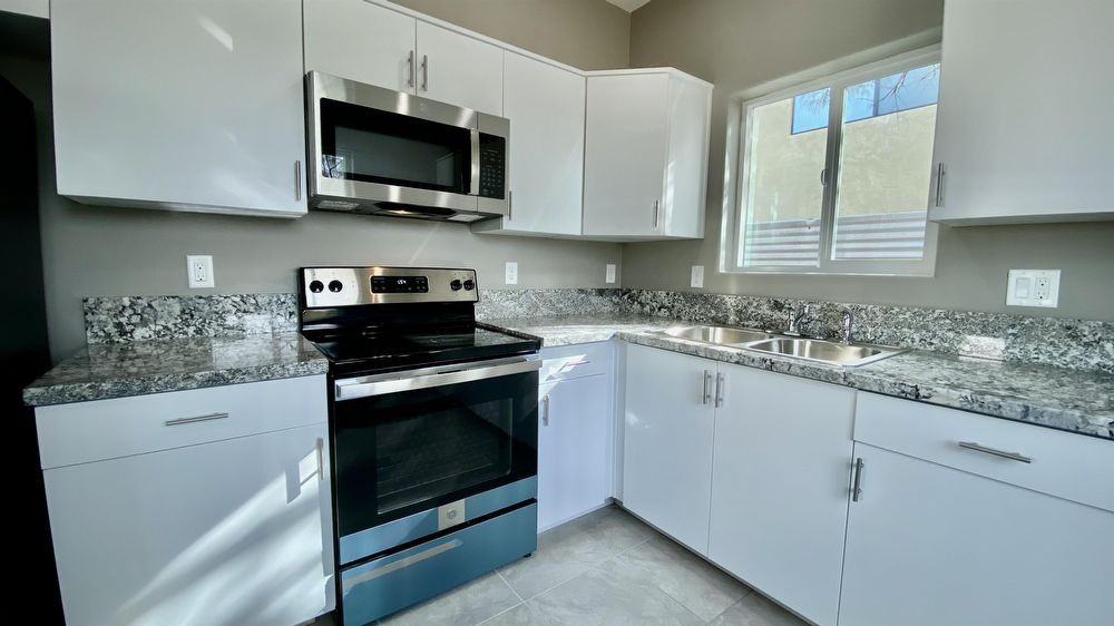 1235 N 13th Ave - Photo 3 of 23