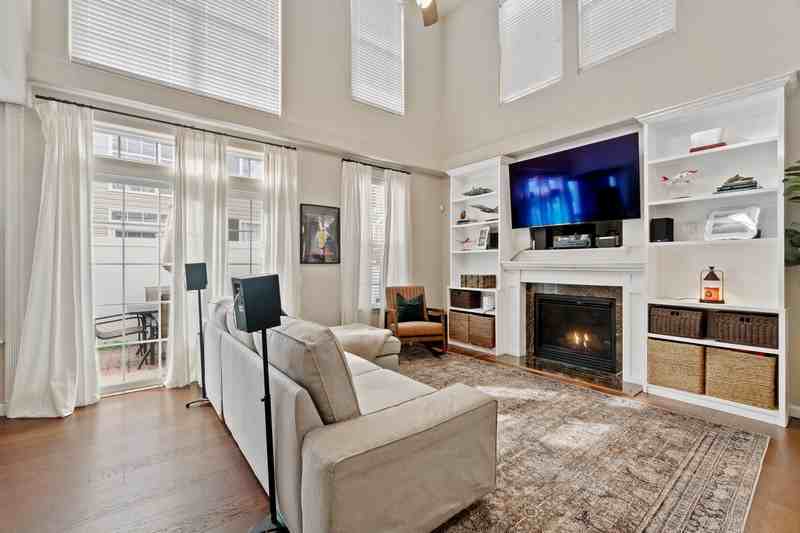 3907 Van Ness Dr - Photo 4 of 29