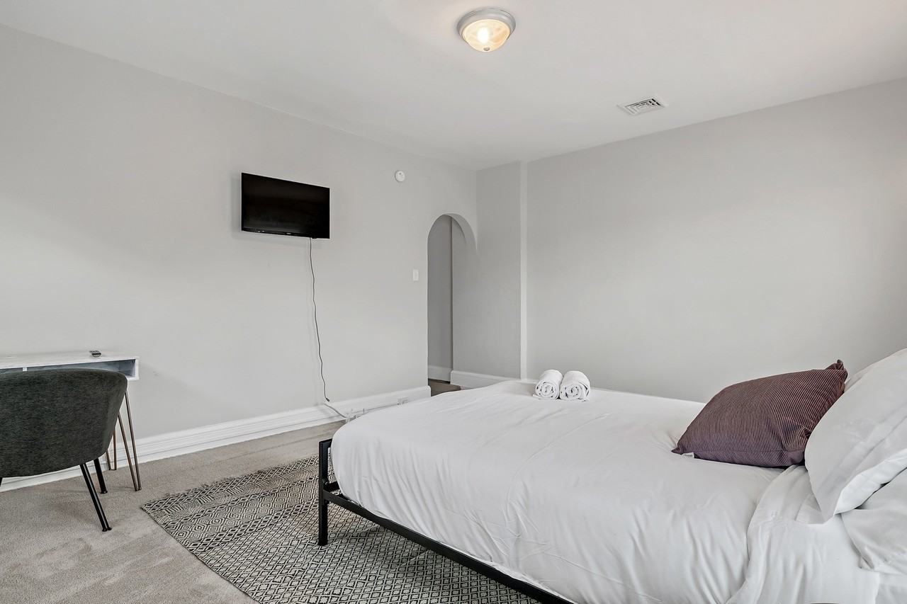 2116 N 3rd St #4 - Photo 4 of 10