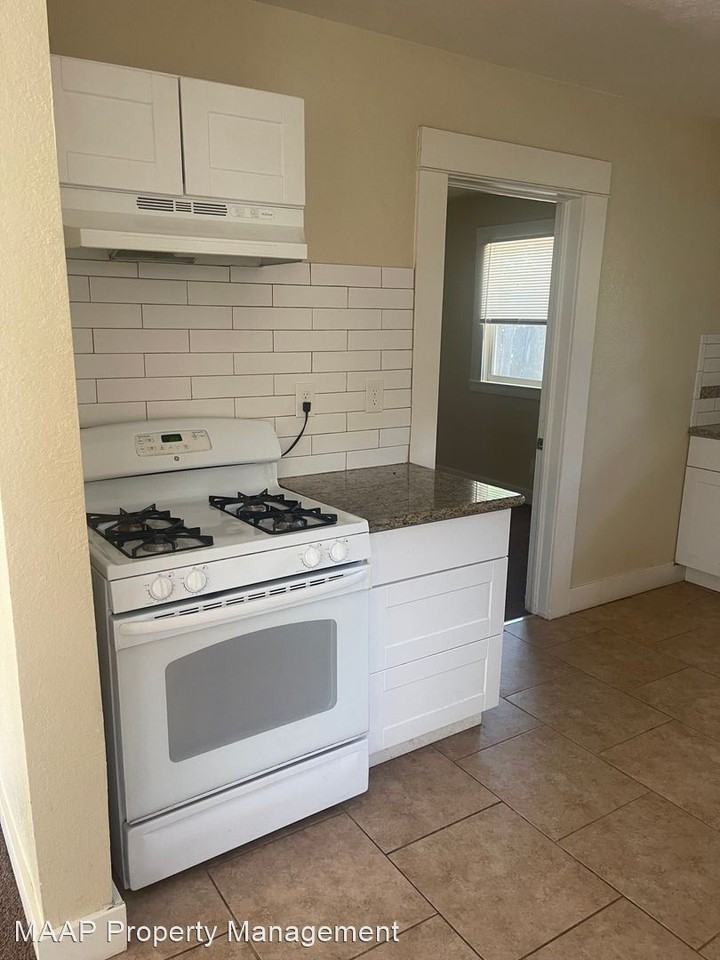 1592 N Glenn Ave - Photo 2 of 4