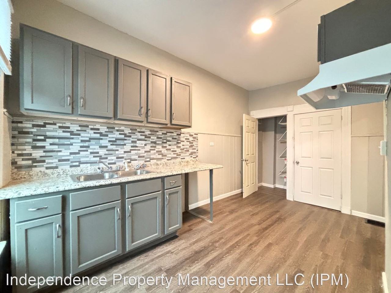 3131 Harvard Ave - Photo 3 of 32