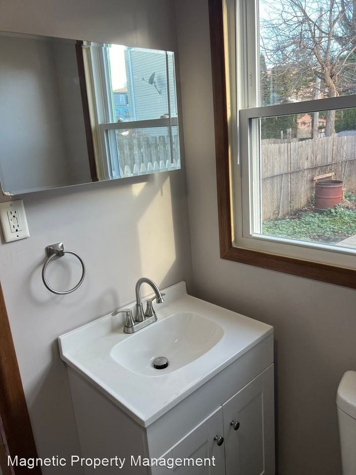 711 N Queen St - Photo 3 of 22