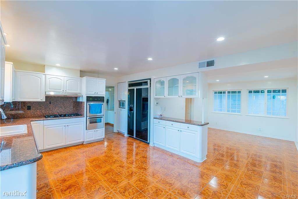 24060 Hatteras St - Photo 3 of 10