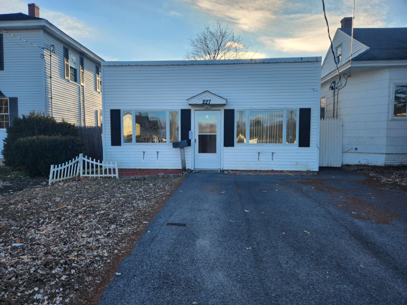 227 Seventh St 2, Auburn, ME 04210 2 Bedroom Condo for 1,800/month