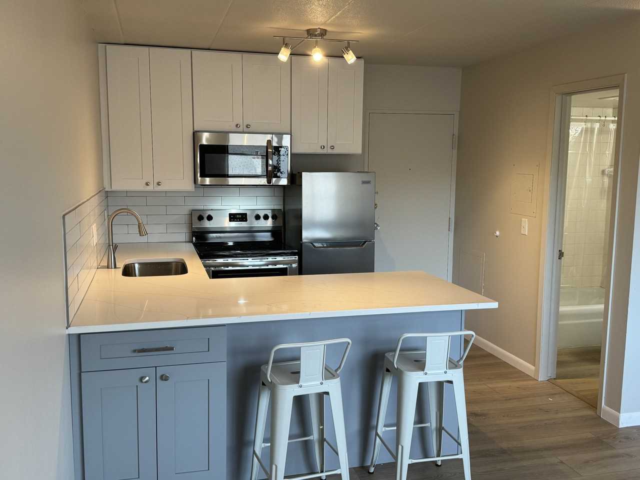 542 W Doty St #5 - Photo 3 of 6