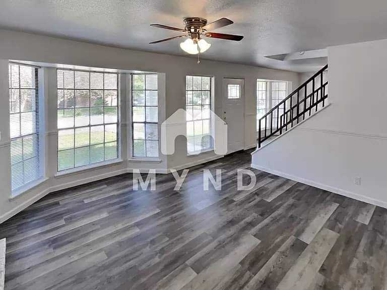 418 Renee Dr - Photo 3 of 16