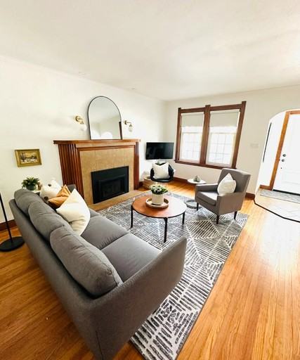 925 Jane St - Photo 2 of 13