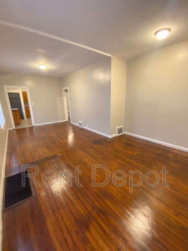 529 E Riverside Dr - Photo 2 of 10