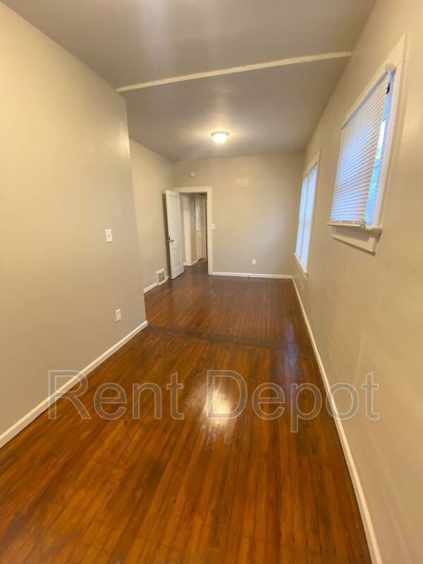 529 E Riverside Dr - Photo 3 of 10