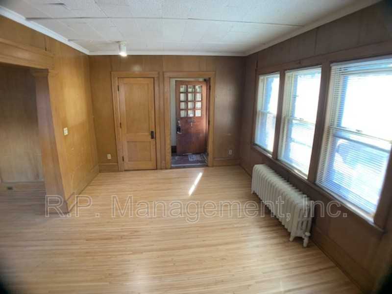 1434 W 32nd St #1 - Photo 4 of 24