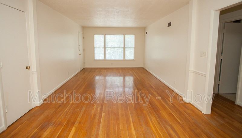 955 Donaghe St #4 - Photo 3 of 9