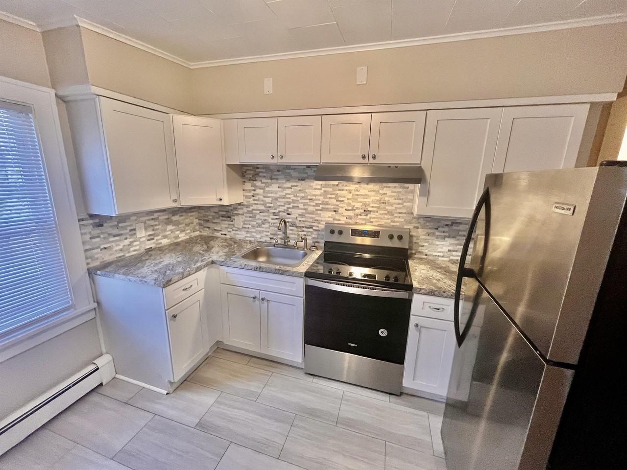 305 Guy Park Ave Uppr - Photo 2 of 10