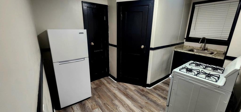 949 Maple Ave - Photo 6 of 7