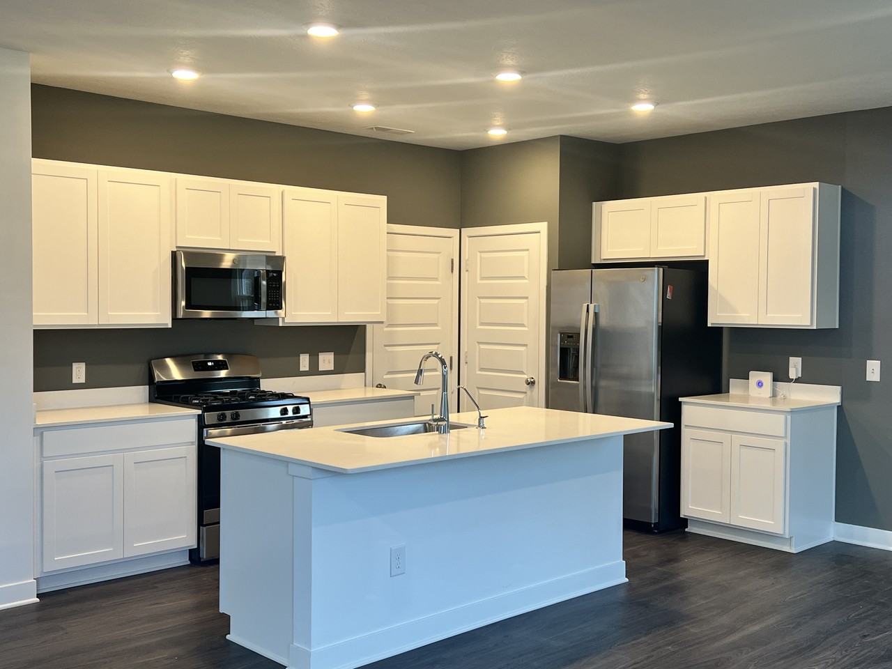 989 Kensington Dr #NA - Photo 2 of 16